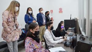 Representantes de empresas conocen los laboratorios de Comunicación de la sede Cuenca